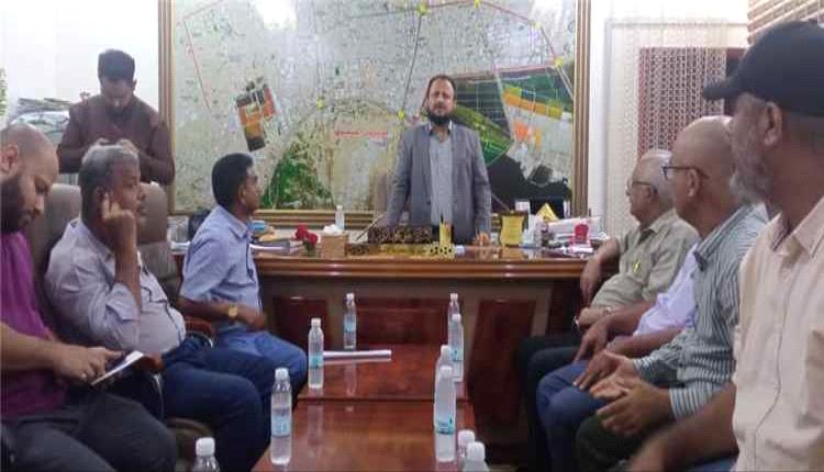 اليزيدي يترأس اجتماعاً لاستكمال المرحلة الثالثة من حملة النظافة وإزالة العوائق في المنصورة