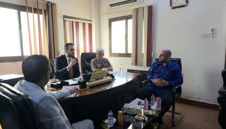 وزير الخدمة يفاجئ هيئة التأمينات بعدن ويأمر بصرف غلاء المعيشة للمتقاعدين الشهر القادم