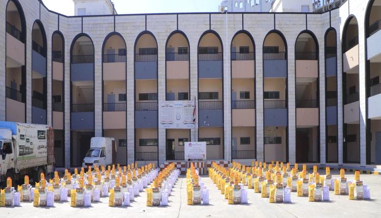 مؤسسة خطوات توزع 100 سلة غذائية للأسر النازحة من أرياف صبر الموادم إلى مدينة