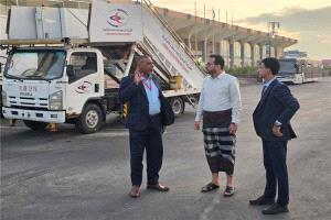 وزير الخدمة المدنية يتفقد سير العمل في مطار عدن الدولي عقب القصف على المدينة
