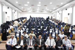 جامعة عدن تحتفي بالطلاب الجدد في كلية طب الأسنان وتكرّم المتفوقين