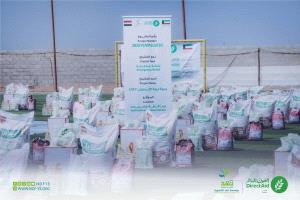 1,300 أسرة تستفيد من المساعدات الغذائية والإيوائية في مديرية الريدة وقصيعر بحضرموت