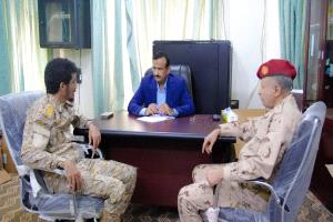 المحافظ بن الوزير يشيد بإنجاز أمني نوعي بضبط خلية حـ وثية من 13 عنصرًا وشاحنة محملة بالأسلحة والمتفجرات المهربة