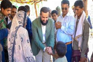 محافظ أبين ووزير الدولة يتفقدان أوضاع النازحين في خنفر