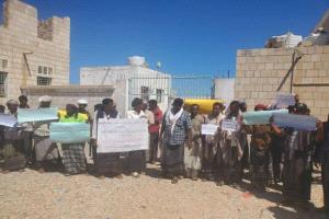 معلمو سقطرى المتعاقدون يحتجون للمطالبة بصرف مستحقاتهم المالية