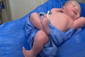 جدل واسع في مصر بسبب فيديو لطبيب مع رضيع.. ونقابة الأطباء تدرس إحالة الواقعة للتحقيق