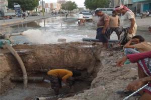 صيانة مياه أبين تنهي خلل خط التعويضات وتعيد ضخ المياه إلى المنطقة