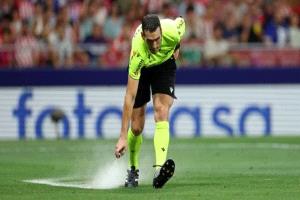 مونويرا حكماً للكلاسيكو وسط اعتراضات سابقة من برشلونة وريال مدريد