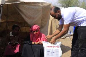 مركز الطاقة الخضراء يدعم مخيمات النازحين في عدن بإنارة شمسية