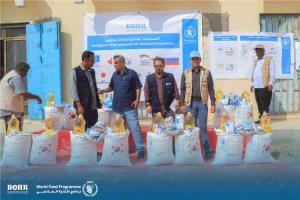 توزيع مساعدات غذائية ومواد تغذية وقائية لـ124 أسرة نازحة