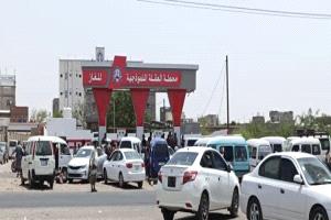 عودة طوابير الغاز في لحج عقب توقف عدد من محطات البيع
