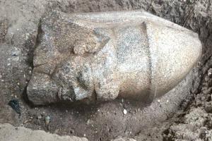اكتشاف أثري في مصر يقود إلى بقايا تمثالين ملكيين ضخمين لرمسيس الثاني