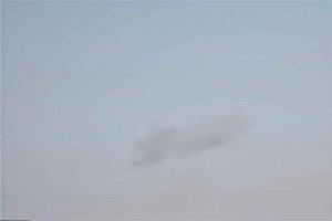 انفجار قوي وتصاعد أدخنة من محيط مطار الريان في المكلا