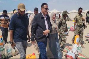 وزيرة الدولة لشؤون المرأة ومدير البريقة يتفقدان مخيم الفردوس للنازحين في عدن
