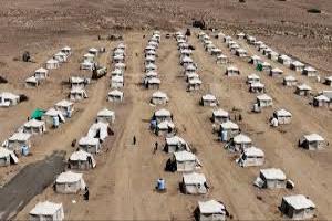 الحوثيون يقصفون مخيم نازحين في رأس عمران غرب عدن بثلاثة صواريخ باليستية