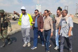 البريقة تدشن أعمال فرش الأسفلت في مشروع توسعة طريق بئر أحمد إلى الحرم الجامعي