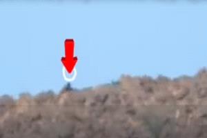 بالفيديو : شاهد لحظة استهداف قناصة الحوثي في باب المندب
