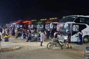 كارثة في منفذ الوديعة.. سائقو باصات يورطون المسافرين بتهريب السجائر والممنوعات