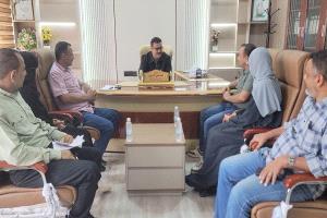 مدير عام البريقة يناقش آلية توزيع المساعدات الغذائية للأسر المحتاجة وتأهيل شباب المديرية