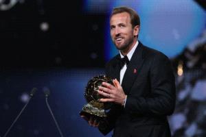 هاري كين يتوج بالكرة الذهبية لعام 2026