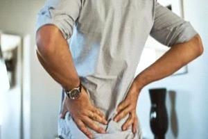 10 أخطاء شائعة تزيد آلام أسفل الظهر.. ومتى يجب زيارة الطبيب فوراً؟