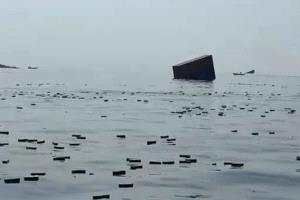 بالصور.. البحر يلفظ حمولة سفينة إماراتية غارقة في مضيق هرمز والآيفون يطفو بالمئات