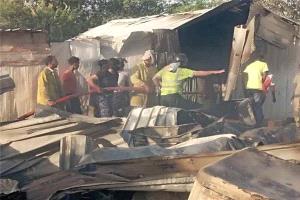 حريق يدمّر 15 مسكنًا في مخيم للاجئين بسيئون وخسائر تُقدّر بـ20 مليون ريال