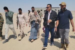 وزير الدولة لشؤون المرأة ومدير عام البريقة يتفقدان مخيم الفردوس ويطلعان على الخدمات المقدمة للنازحين