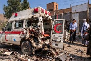 الحوثيون يستهدفون سيارة إسعاف في تعز ويقتلون سائقها