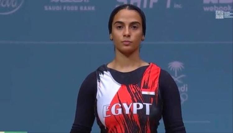 سقوط مفاجئ للاعبة مصرية خلال منافسات رفع الأثقال بإيطاليا