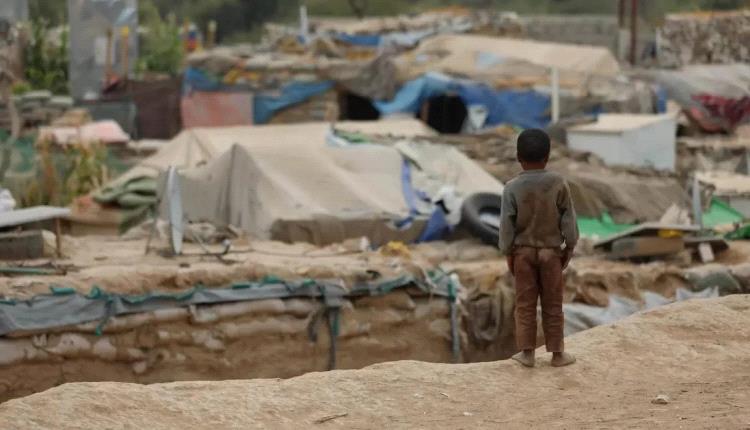 مقتل طفل وإصابة آخر برصاص عنصر حوثي في مخيم للنازحين بعمران