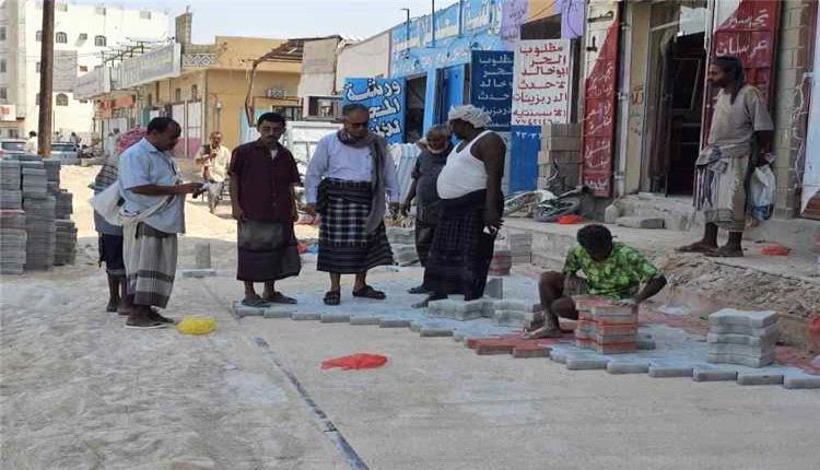 انطلاق أعمال تأهيل أرصفة شارع الـ40 في عتق بمبادرة من التجار