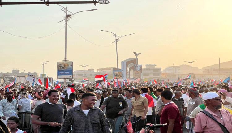 حشود حضرموت تتحدى المنع وتشارك في مليونية يوم الجيش الجنوبي