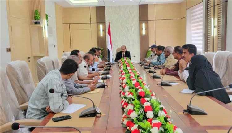 لجنة الأحواض المائية بشبوة تبحث الحد من استنزاف المياه وتنظيم حفر الآبار
