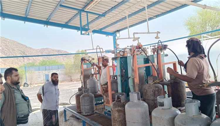 مندوب شركة الغاز بأبين يتفقد ميدانياً توزيع الغاز المنزلي في مودية