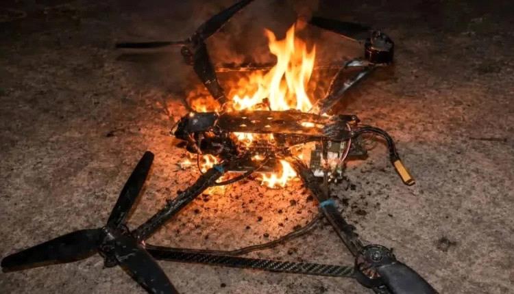 تعز.. إسقاط مسيّرة حوثية مفخخة مزودة بالألياف الضوئية في جبهة مقبنة