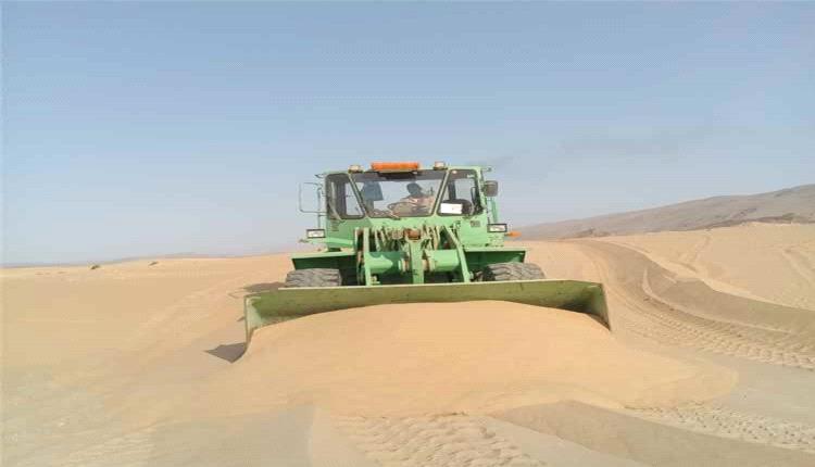 إعادة فتح طريق الحامية في رضوم بعد إزالة الرمال المتراكمة