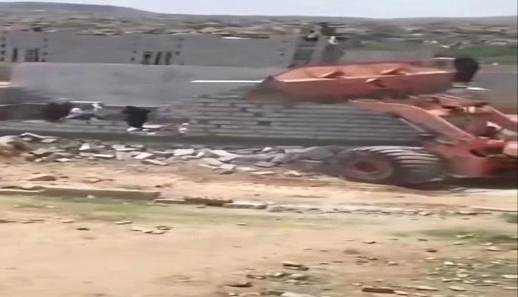 مشرف حوثي يهدم منزلًا في حجة رغم وجود نساء وأطفال بداخله