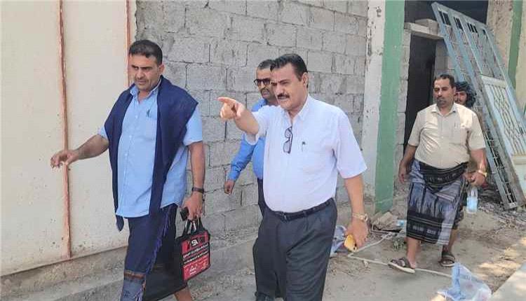 مدير عام البريقة يتفقد مشروع تأهيل فرع للأشغال في الحسوة