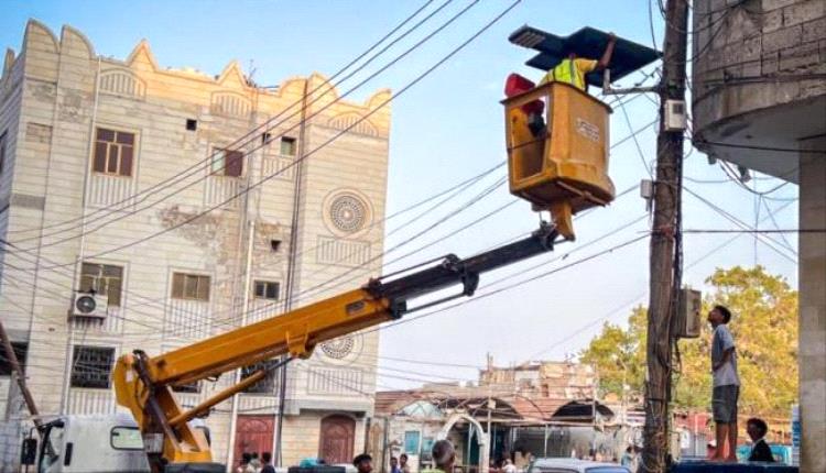 أعمال إنارة تعيد الحيوية لشوارع صيرة بعدن