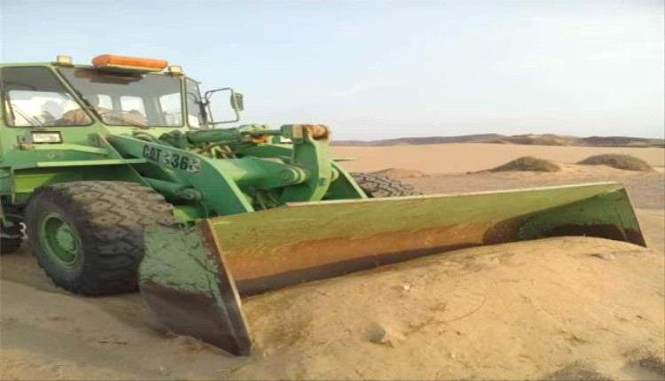 استمرار أعمال رفع الرمال من طريق الحامية في رضوم