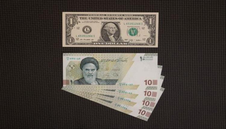الريال الإيراني يترنح أمام الدولار ويقترب من قاع قياسي جديد