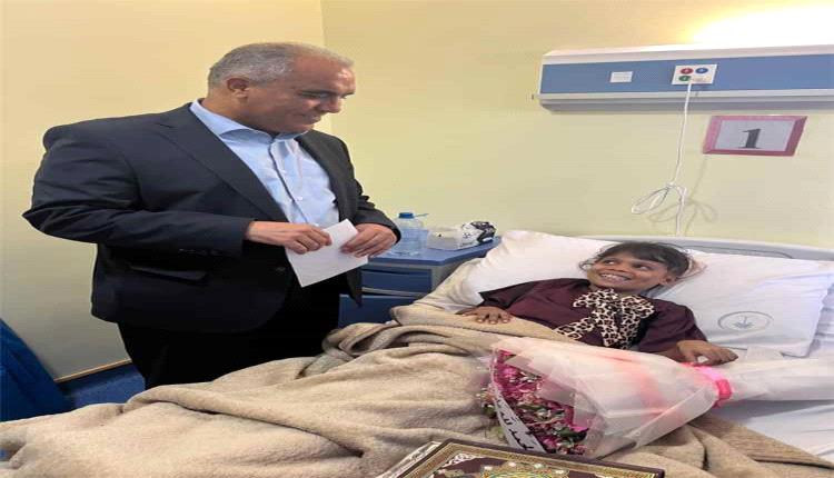 وزير التربية يتفقد بطلة أبين في تحدي القراءة العربي بعد خضوعها لعملية جراحية