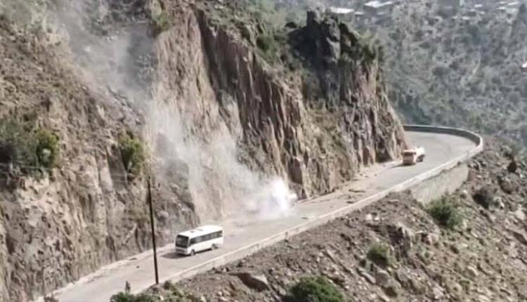 قصف حوثي يطال حافلة مدنية غربي تعز وسقوط ضحايا