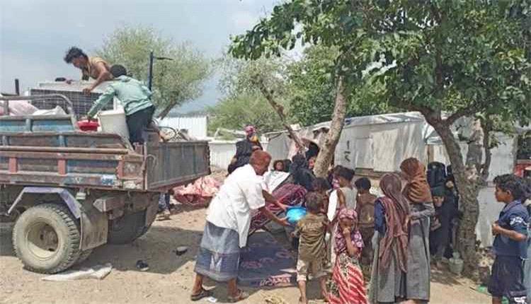نزوح 540 أسرة من مناطق الحديدة باتجاه حيس والخوخة