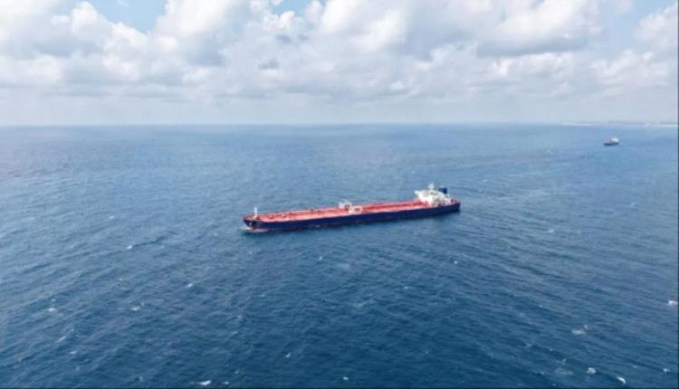 خفر السواحل يعترض ناقلة نفط بعد مغادرتها ميناء رأس عيسى ويقتادها إلى عدن
