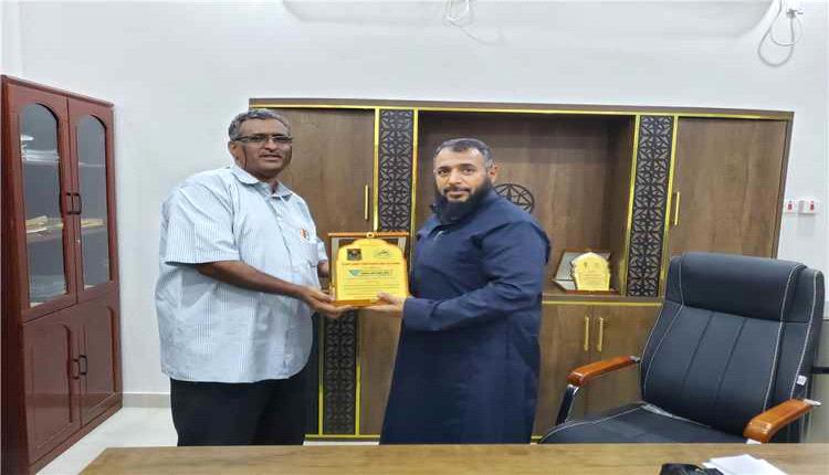 درع التميز لمدير التواهي تقديرًا لجهوده في العمل المجتمعي والثقافي