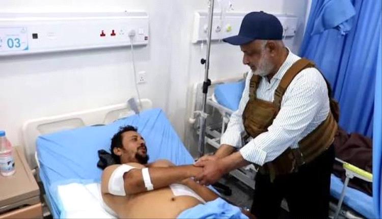 محافظ الحديدة يتفقد جرحى القوات المسلحة بالخوخة