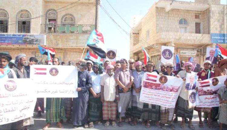 سقطرى تنتفض احتجاجًا على تدهور الخدمات وتطالب بحلول عاجلة للأزمات المعيشية
