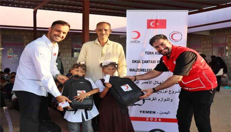 الهلال الأحمر يوزع 200 حقيبة مدرسية لطلاب الحوطة وتبن في لحج